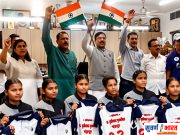 आमदार सुधीर मुनगंटीवार यांच्या हस्ते पुरुष व महिला वॉलीबॉल संघाचा किट व घड्याळ देऊन गौरव