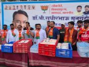 आमदार एवं पूर्व मंत्री डॉ. सुधीर मुनगंटीवार के जन्मदिन पर भाजपा युवा मोर्चा द्वारा मजदूर भाइयों को कराया गया भोजन वितरण