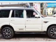 कारची काच फोडून अडीच लाखाची रोकड़ पळविली.