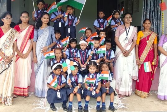 • साईनाथ कॉन्व्हेंट ने लहान विद्यार्थ्यांन सोबत साजरा केला • स्वातंत्र्यदिन लहान विद्यार्थ्यांन मध्ये देश भक्ती ची परंपरा आणि संस्कार रुजविणे हे आमचे कर्तव्य – संचालक दीप्ती देशपांडे