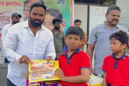 सपना मुनगंटीवार यांच्या वाढदिवसानिमित्त ७८० चिमुकल्यांना ड्रॉईंग बुक, चॉकलेटचे वाटप नगरपरिषदेच्या चार शाळांमध्ये सेवाभावी उपक्रम; विद्यार्थ्यांच्या चेहऱ्यावर फुलले आनंदाचे हास्य