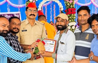 गणेशोत्सव शांततेत पार पाडल्याबद्दल ठाणेदार ओमप्रकाश सोनटक्के यांचा सत्कार