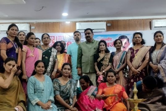 राखीच्या धाग्याने जुळले कामगार एकतेचे नाते; घुग्घुसमध्ये HMS युनियनचा भव्य कामगार संवाद घुग्घुस : वेकोलीच्या वणी क्षेत्रात HMS महिला विंगचा स्तुत्य उपक्रम, राखीच्या माध्यमातून दिला कामगार एकतेचा संदेश
