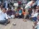 पंचायत समितीसमोर शिवसेनेचे ‘भीक मांगो’ आंदोलन; दोन दिवसांत कामे मार्गी लावण्याचे बीडीओंचे आश्वासन