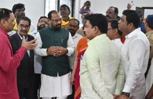 अखेर संपला प्रतीक्षेचा वनवास ! घुग्घूसच्या हक्काच्या रुग्णालयाचे थाटात लोकार्पण, घुग्घूसकरांच्या डोळ्यात आनंदाश्रू घुग्घूस ग्रामीण रुग्णालयाचा अखेर श्रीगणेशा; पालकमंत्री डॉ. अशोक उईके यांच्या हस्ते लोकार्पणाने आरोग्य पर्वाला सुरुवात