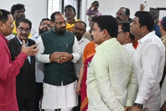 अखेर संपला प्रतीक्षेचा वनवास ! घुग्घूसच्या हक्काच्या रुग्णालयाचे थाटात लोकार्पण, घुग्घूसकरांच्या डोळ्यात आनंदाश्रू घुग्घूस ग्रामीण रुग्णालयाचा अखेर श्रीगणेशा; पालकमंत्री डॉ. अशोक उईके यांच्या हस्ते लोकार्पणाने आरोग्य पर्वाला सुरुवात